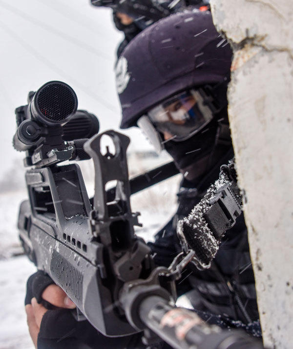 11月2日,乌鲁木齐市公安局特警八支队特警使用装备了新式拐弯瞄准系统