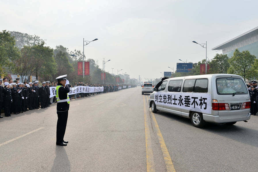 英雄刘立忠的灵车驶出刘立忠烈士长眠于湘潭市烈士陵园英烈苑仪式结束