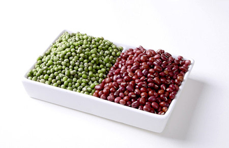红豆和绿豆是人们日常生活中经常见到的食物,不仅颇具营养,还具有