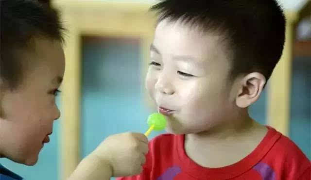 当心!2岁男孩吃棒棒糖昏迷 糖里面竟然有摇头