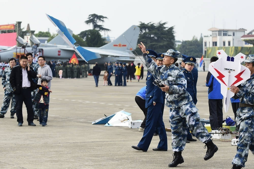 中国人民解放军空军成立66周年纪念日,空军驻杭某部在杭州笕桥机场