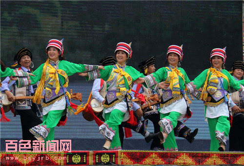 云南省曲靖市的彝族同胞在表演大三弦舞.  (编辑:韦晶)