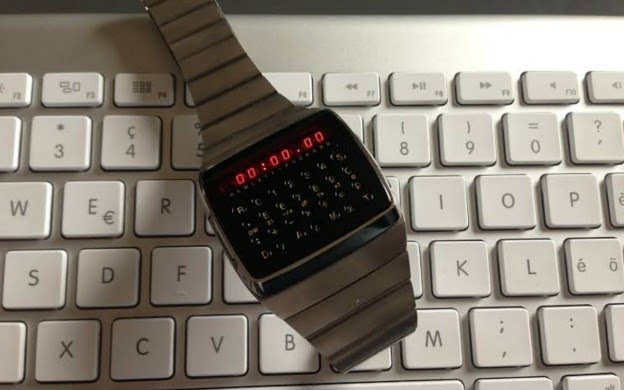 世界第一个智能手表 比 Apple Watch 酷多了