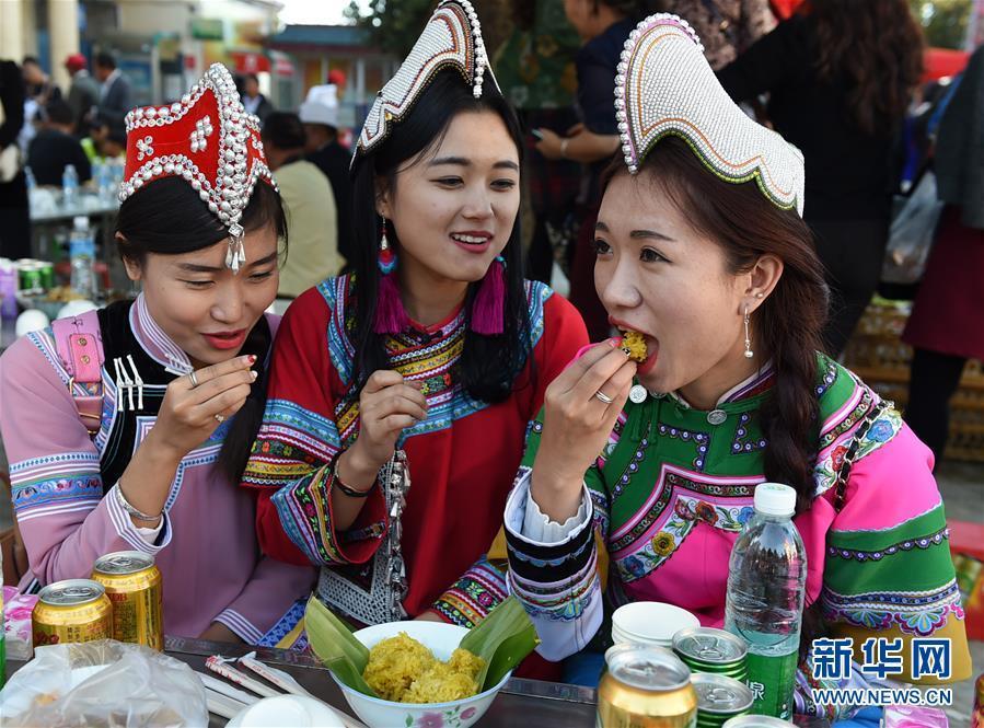 聚居在云南省红河哈尼族彝族自治州红河县的近20万哈尼族群众欢度传统