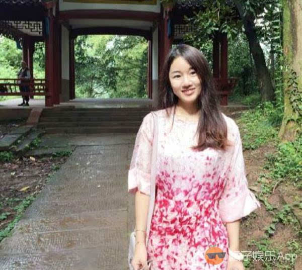 孟非首次曝光全家福18岁的女儿美的不像亲生