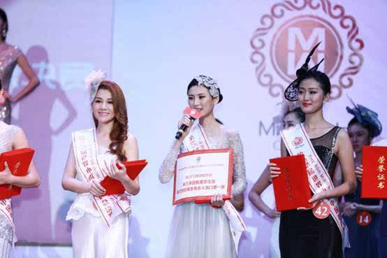 第65届世界小姐中国区总决赛冠军袁璐在晚礼服展示环节.