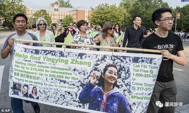 图为章莹颖的父亲（左）和朋友一起游行要求美国执法部门加紧寻找女