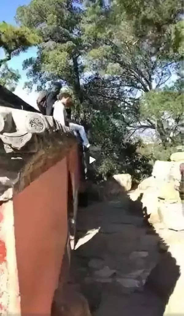 颐和园怒了：俩外国人不听劝阻猛翻古墙，瓦片碎落一地！