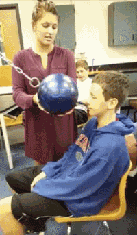 搞笑GIF趣图：别，我还没扎安全绳呢