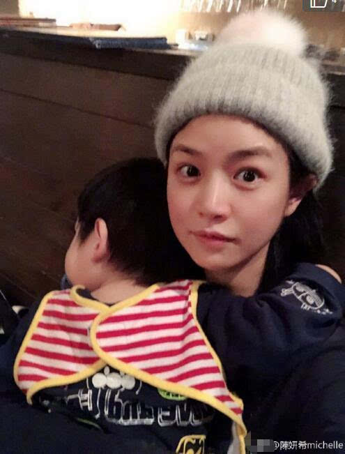 陈妍希晒儿子照片为其庆生 星星都长这么大啦