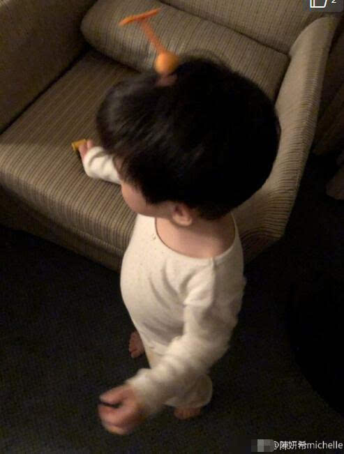 陈妍希晒儿子照片为其庆生 星星都长这么大啦