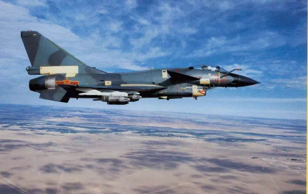 中国空军战机驱离外国军机视频中的防空识别区