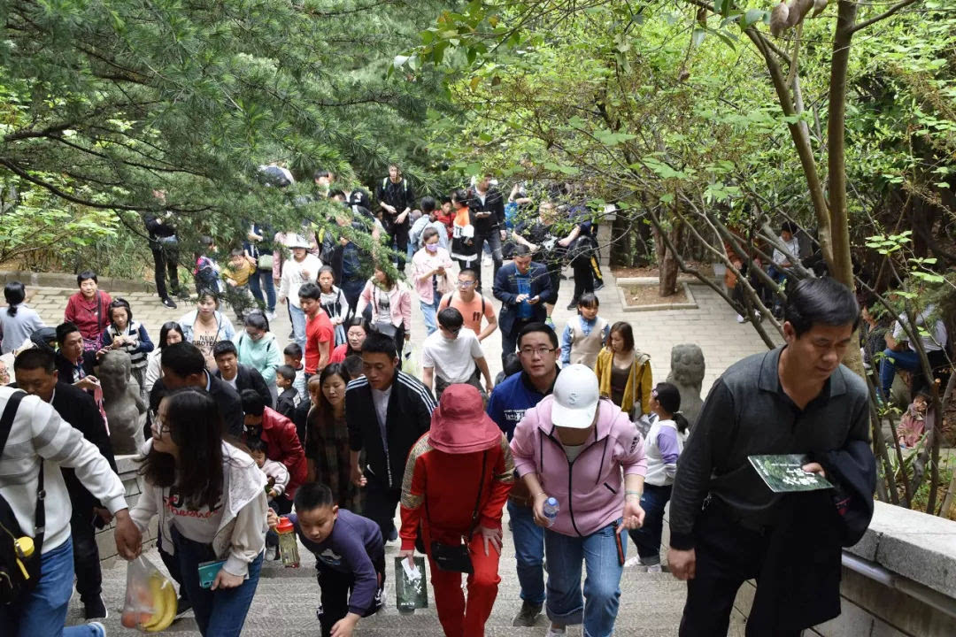 “五一”小长假第二天，鸡冠洞游人如织