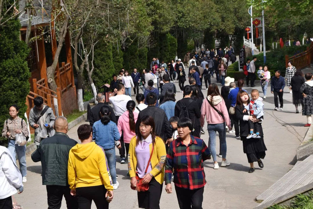 “五一”小长假第二天，鸡冠洞游人如织