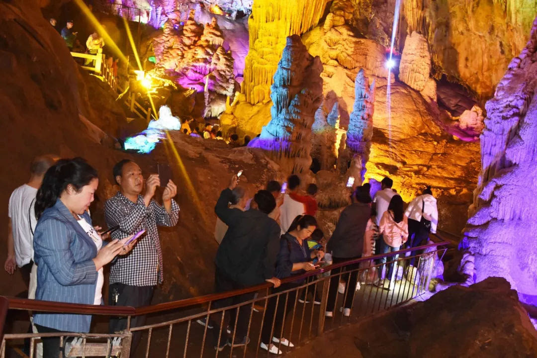 “五一”小长假第二天，鸡冠洞游人如织