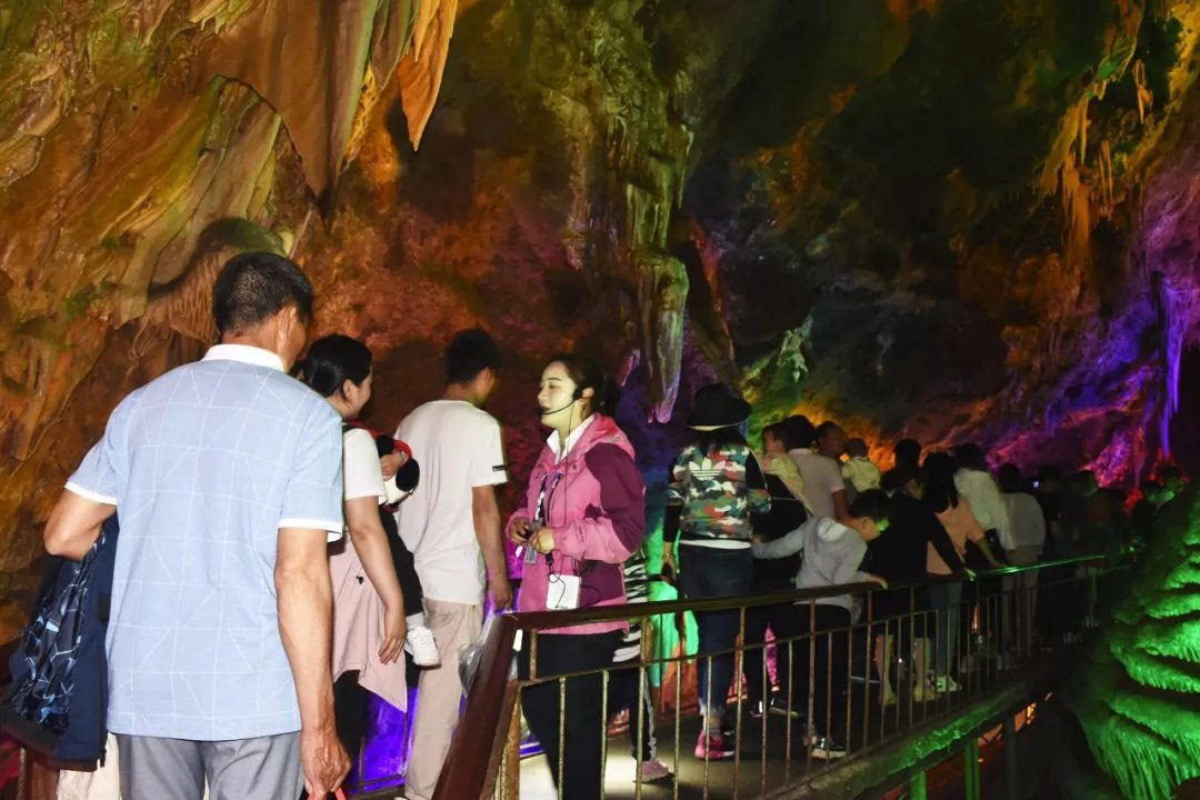“五一”小长假第二天，鸡冠洞游人如织
