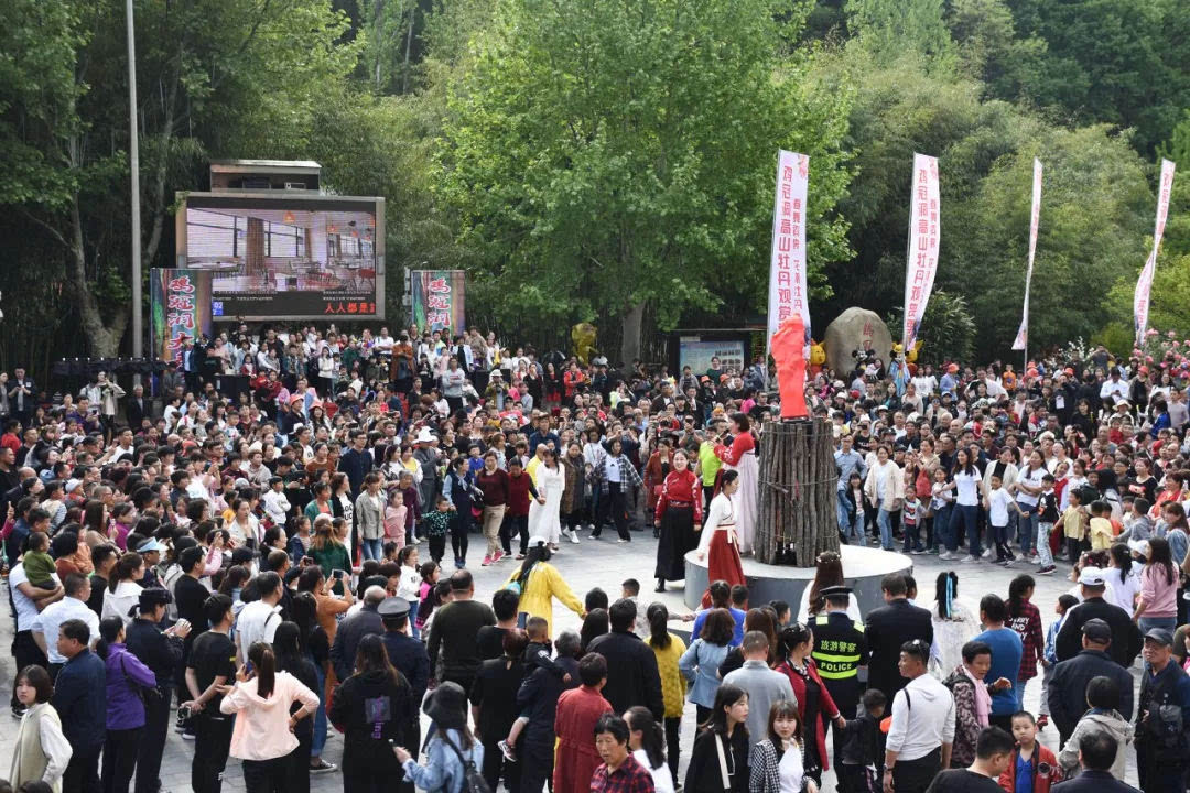 “五一”小长假第二天，鸡冠洞游人如织