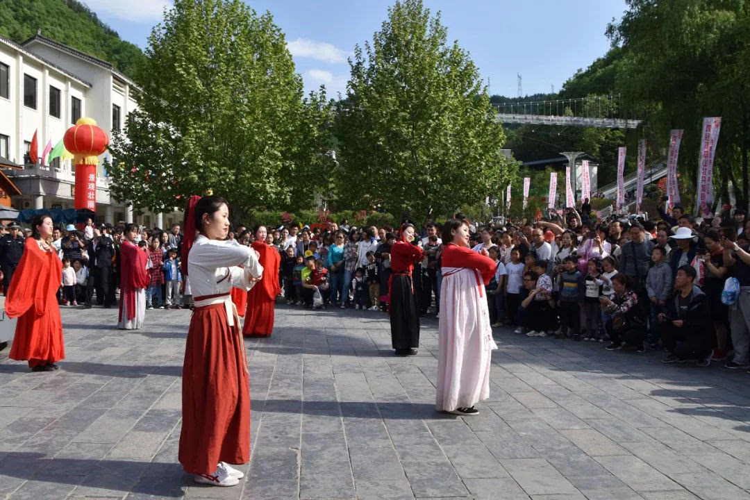 “五一”小长假第二天，鸡冠洞游人如织