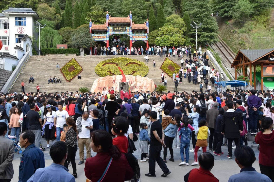 “五一”小长假第二天，鸡冠洞游人如织