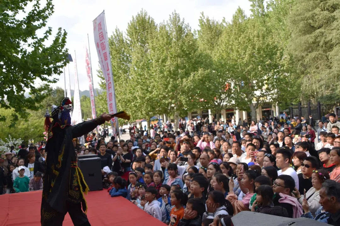 “五一”小长假第二天，鸡冠洞游人如织