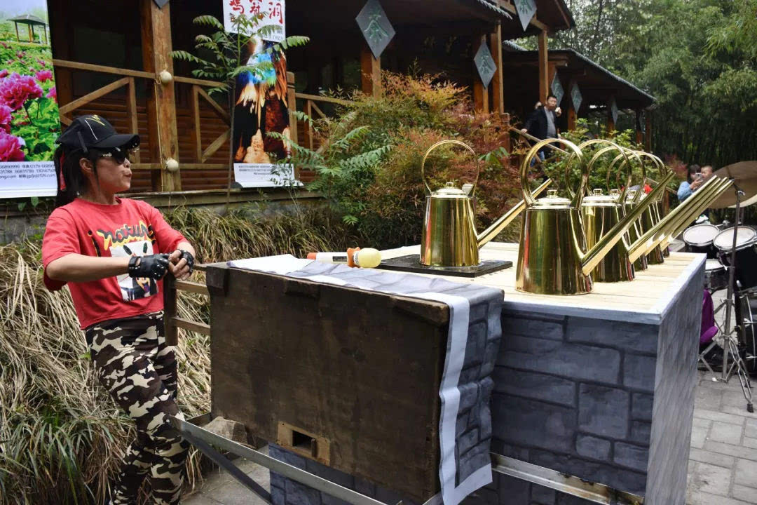 “五一”小长假第二天，鸡冠洞游人如织