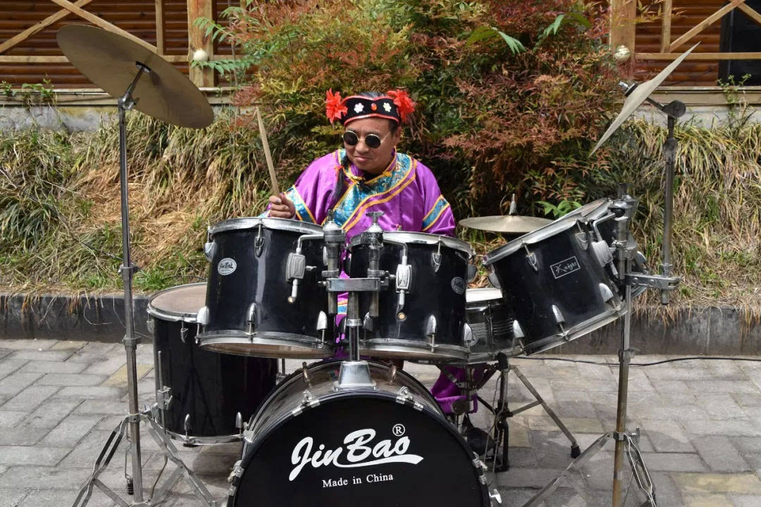 “五一”小长假第二天，鸡冠洞游人如织