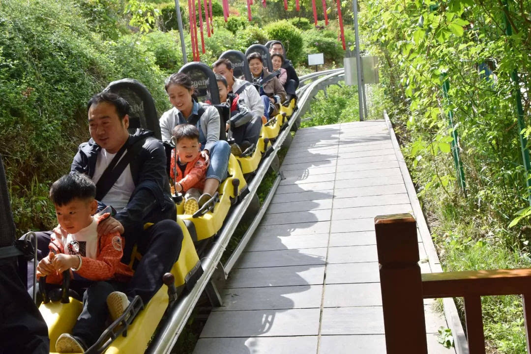 “五一”小长假第二天，鸡冠洞游人如织