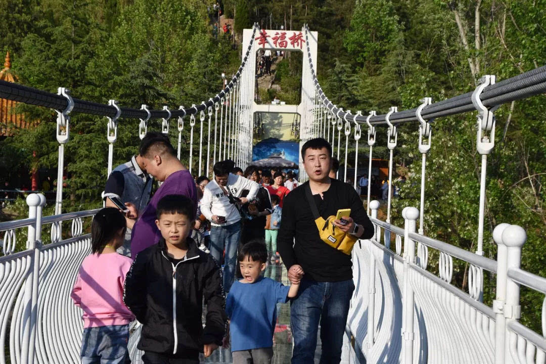 “五一”小长假第二天，鸡冠洞游人如织