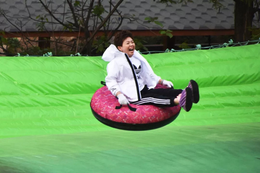 “五一”小长假第二天，鸡冠洞游人如织