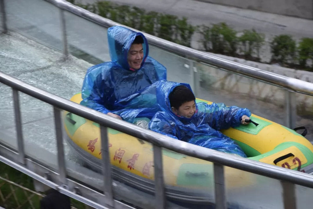 “五一”小长假第二天，鸡冠洞游人如织