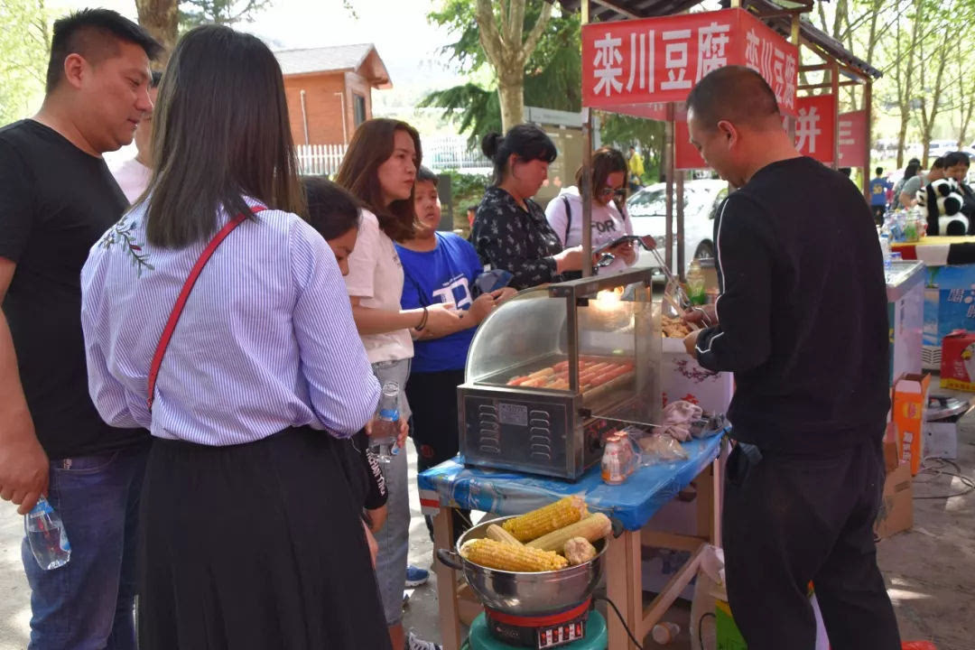 “五一”小长假第二天，鸡冠洞游人如织