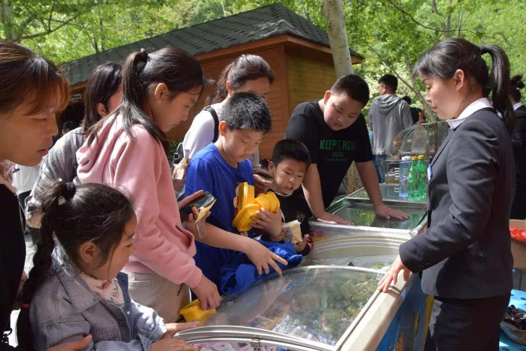 “五一”小长假第二天，鸡冠洞游人如织