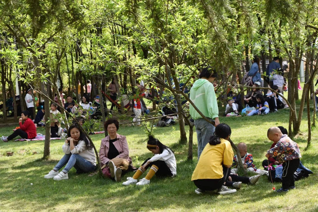 “五一”小长假第二天，鸡冠洞游人如织