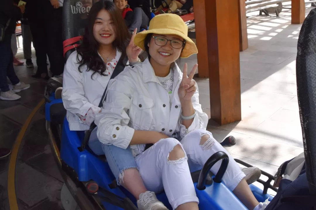 “五一”小长假第二天，鸡冠洞游人如织