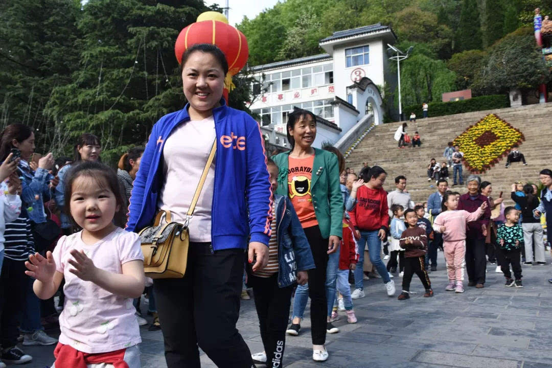 “五一”小长假第二天，鸡冠洞游人如织