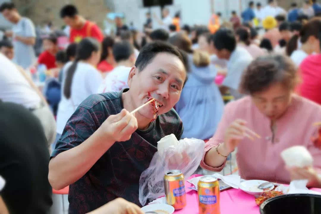 老君山啤酒龙虾宴霸气开席，万名吃货共享一吨龙虾