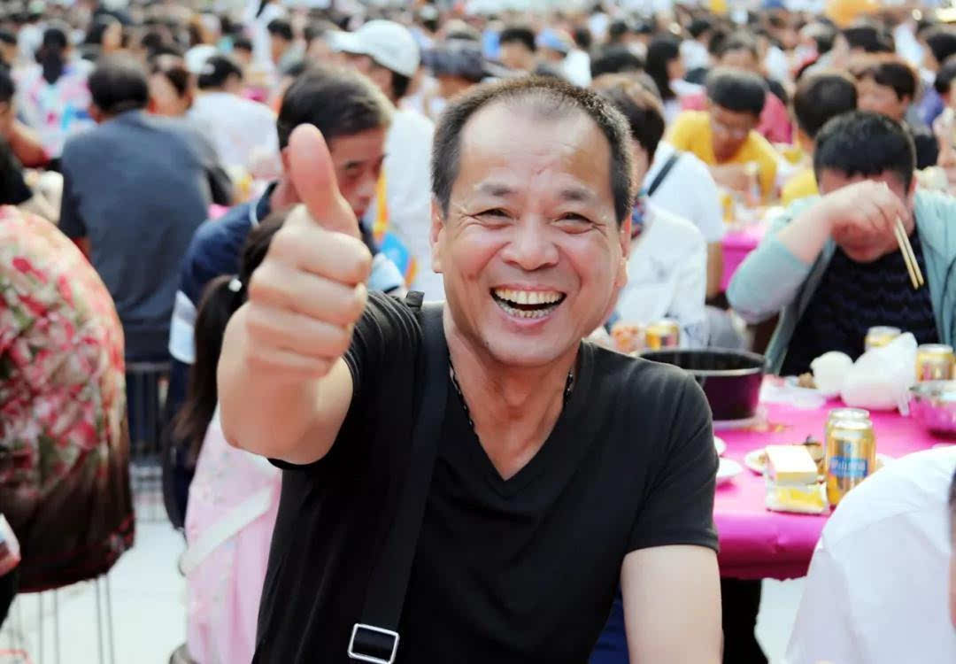 老君山啤酒龙虾宴霸气开席，万名吃货共享一吨龙虾