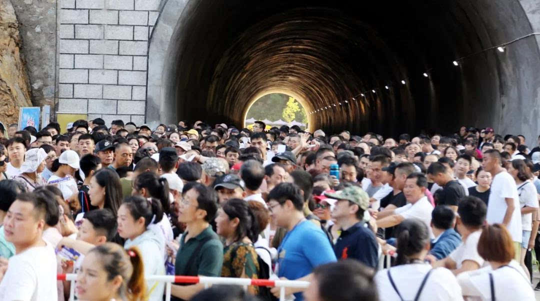 老君山啤酒龙虾宴霸气开席，万名吃货共享一吨龙虾