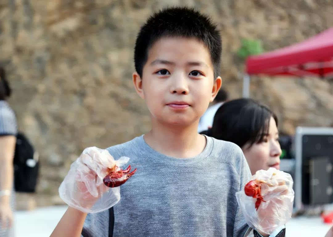 老君山啤酒龙虾宴霸气开席，万名吃货共享一吨龙虾