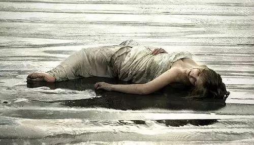 已婚者梦境中的警示，抱着浑身是血的女性朋友，意味着什么？