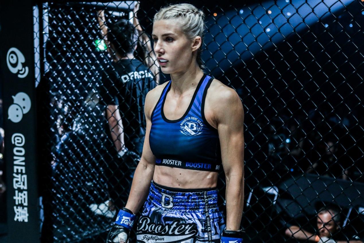 击女将之称的伊卡翠娜·范达耶娃在第二回合惨遭对手ko，首秀以失败告终。打开app，查看更多精彩图片比