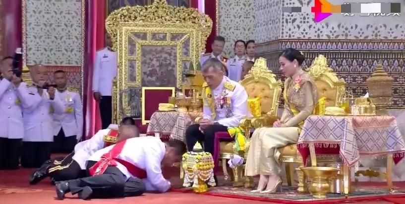 泰国国王风流史:5婚4离,爱上侍女,舞女与空姐,最终全部召进后宫