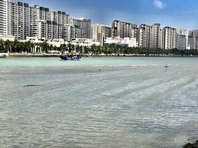 这就是 海口 钟楼的全景图.钟楼与骑楼老街相邻,照片后面就是海甸河.
