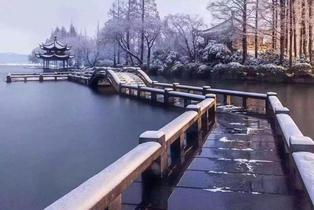 断桥残雪 说的就是杭州西湖冬天的景色 湖水平静,塔寺庄严