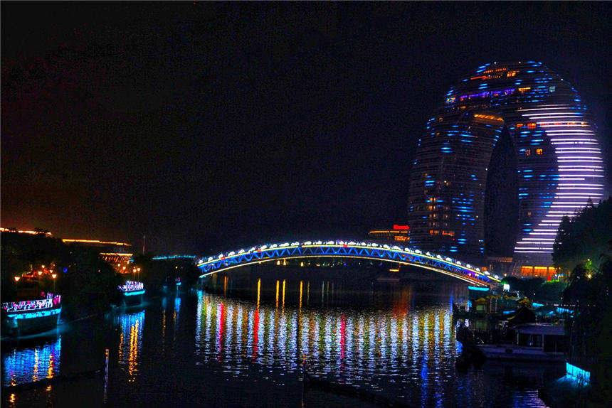 中国首家水上七星酒店,是浙江湖州的地标建筑,当地人戏称为马桶盖