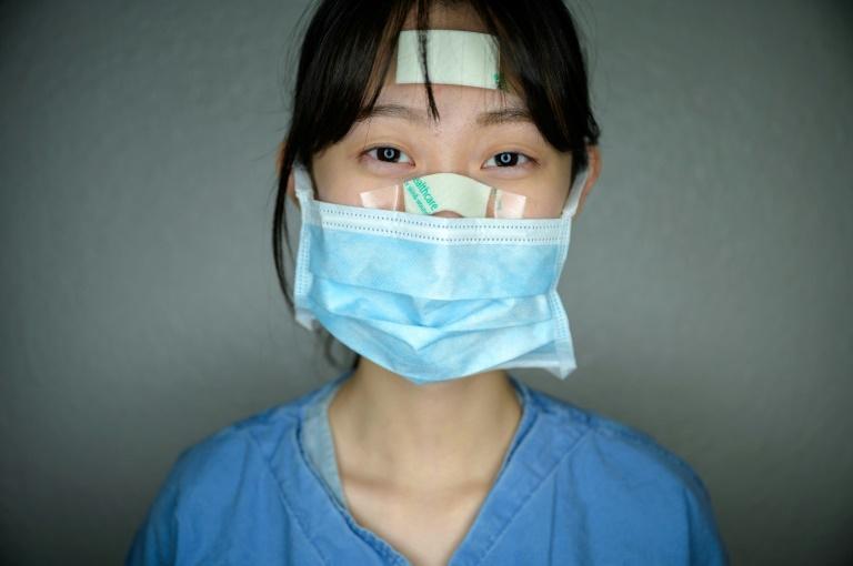 韩国抗疫女护士面容曝光,贴满绷带胶布,网友赞"真正英雄"