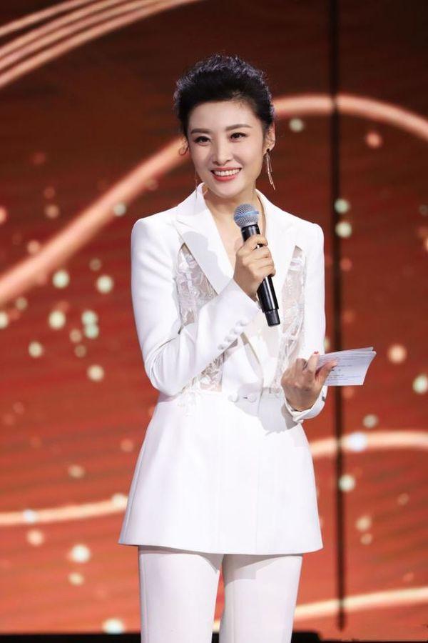 52岁周涛近照太美了,穿竖条纹西装端庄典雅,弯眉浅笑风采依旧
