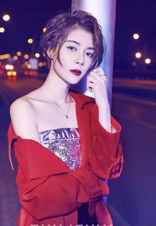 车晓穿夜店装深夜玩街拍,眼神犀利动作奔放,与荧幕形象反差明显