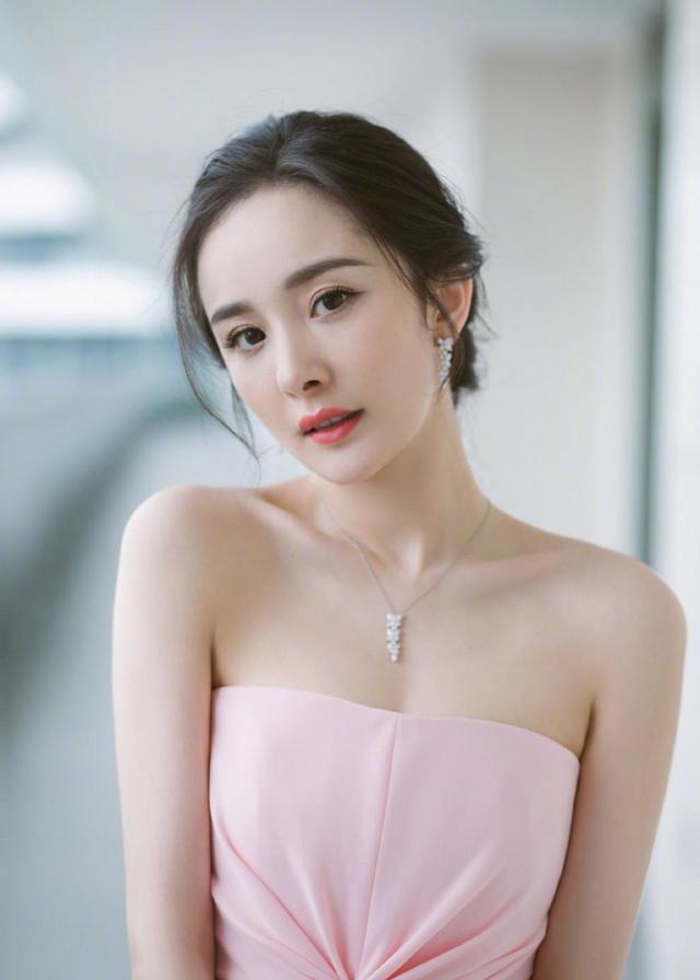 即便不是粉丝,也会觉得杨幂很可爱,就像我们身边的某位不爱被剧透的