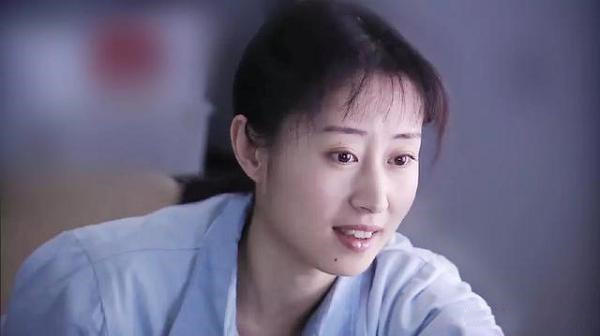 44岁"家珍"刘敏涛,与富豪丈夫难熬七年之痒,如今与女儿为伴